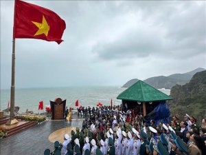 Chào cờ đầu năm mới tại 'nơi đón ánh bình minh sớm nhất trên đất liền' Việt Nam
