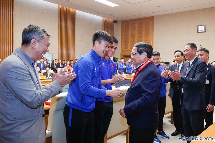 Thủ tướng gặp mặt đội tuyển bóng đá， trao tặng Huân chương Lao động cho các cầu thủ - Ảnh 1.