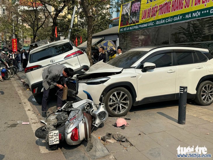 Ô tô tông liên hoàn， hất văng hai cô gái trên đường Nguyễn Phong Sắc - Ảnh 2.