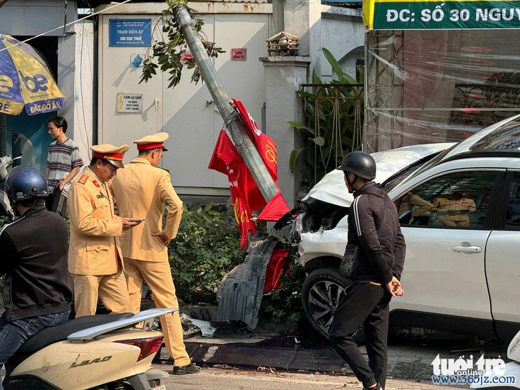 Ô tô tông liên hoàn， hất văng hai cô gái trên đường Nguyễn Phong Sắc - Ảnh 5.