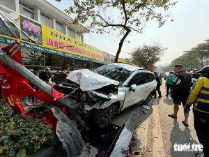 Ô tô tông liên hoàn hất văng hai cô gái trên đường Nguyễn Phong Sắc