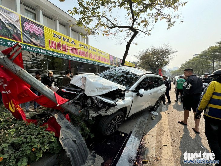 Ô tô tông liên hoàn， hất văng hai cô gái trên đường Nguyễn Phong Sắc - Ảnh 1.