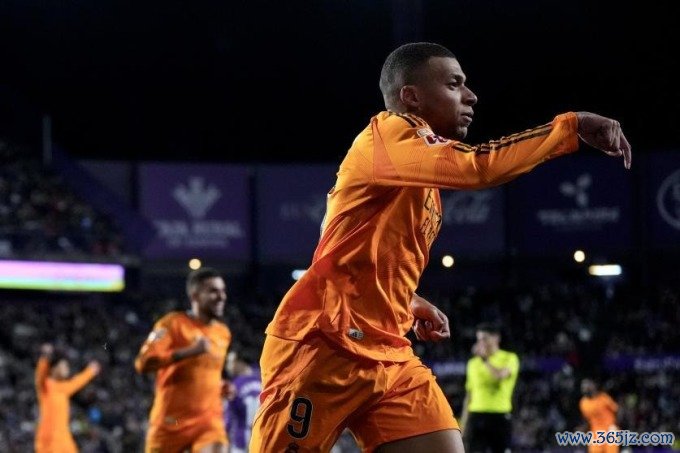 Mbappe mừng bàn trong trận Valladolid 0-3 Real tối 25/1. Ảnh: AP