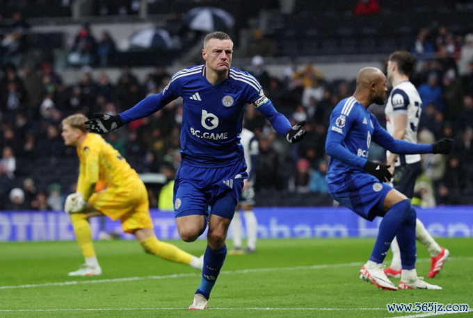 Jamie Vardy mừng bàn quân bình tỷ số 1-1. Ảnh: Reuters