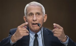 Ông Trump cắt đội bảo vệ chuyên gia dịch tễ Fauci