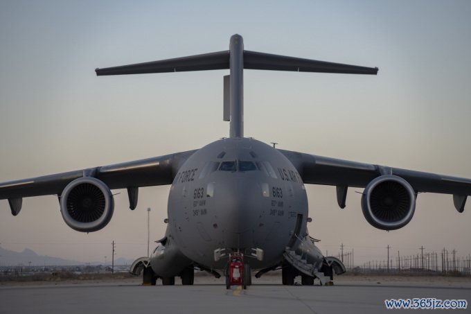 Vận tải cơ C-17 Mỹ chuẩn bị cất cánh từ căn cứ Fort Bliss ngày 23/1， chở theo 80 người nhập cư bất hợp pháp bị trục xuất về Guatemala.