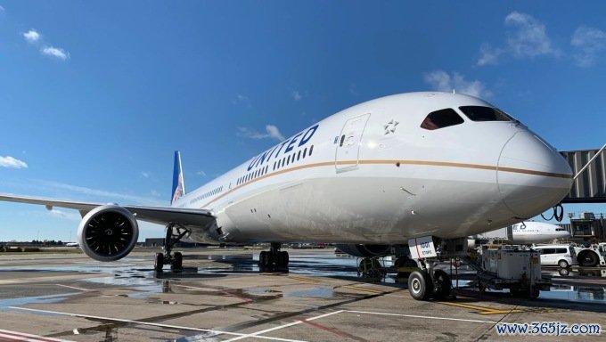 [Caption [A United Airlines 787 Dreamliner lands at San Francisco International Airport on Oct. 19， 2021.]]